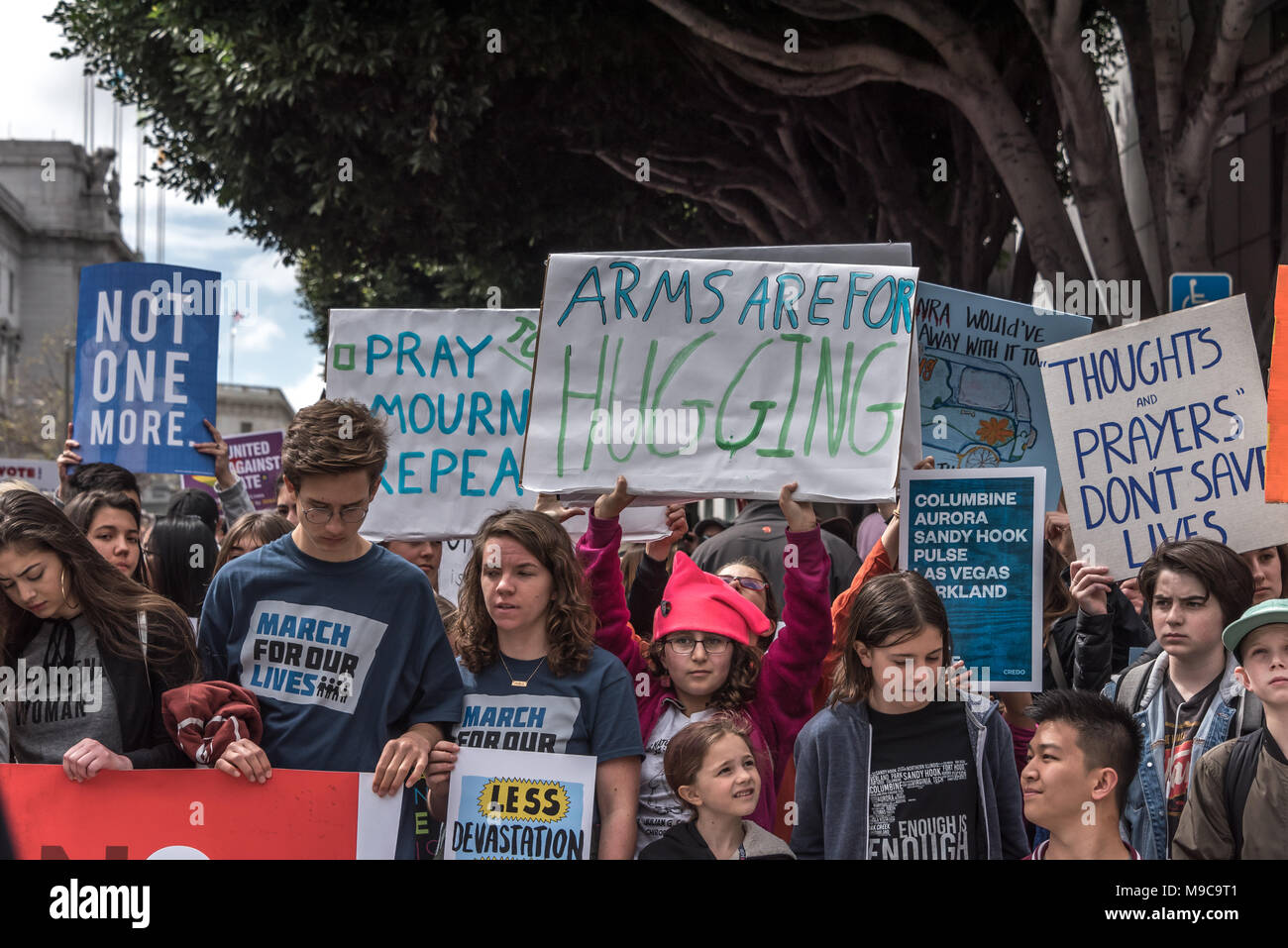 San Francisco, Stati Uniti d'America. Il 24 marzo 2018. Marzo per la nostra vita rally e da marzo a chiamata per il controllo dell'arma e la fine della violenza pistola; studenti raccogliere con segni preparando a condurre le migliaia di bambini e adulti che hanno partecipato al pomeriggio di marzo. Segni di leggere "bracci sono per abbracciava," "Non uno di più", tra gli altri. Shelly Rivoli/Alamy Live News Foto Stock