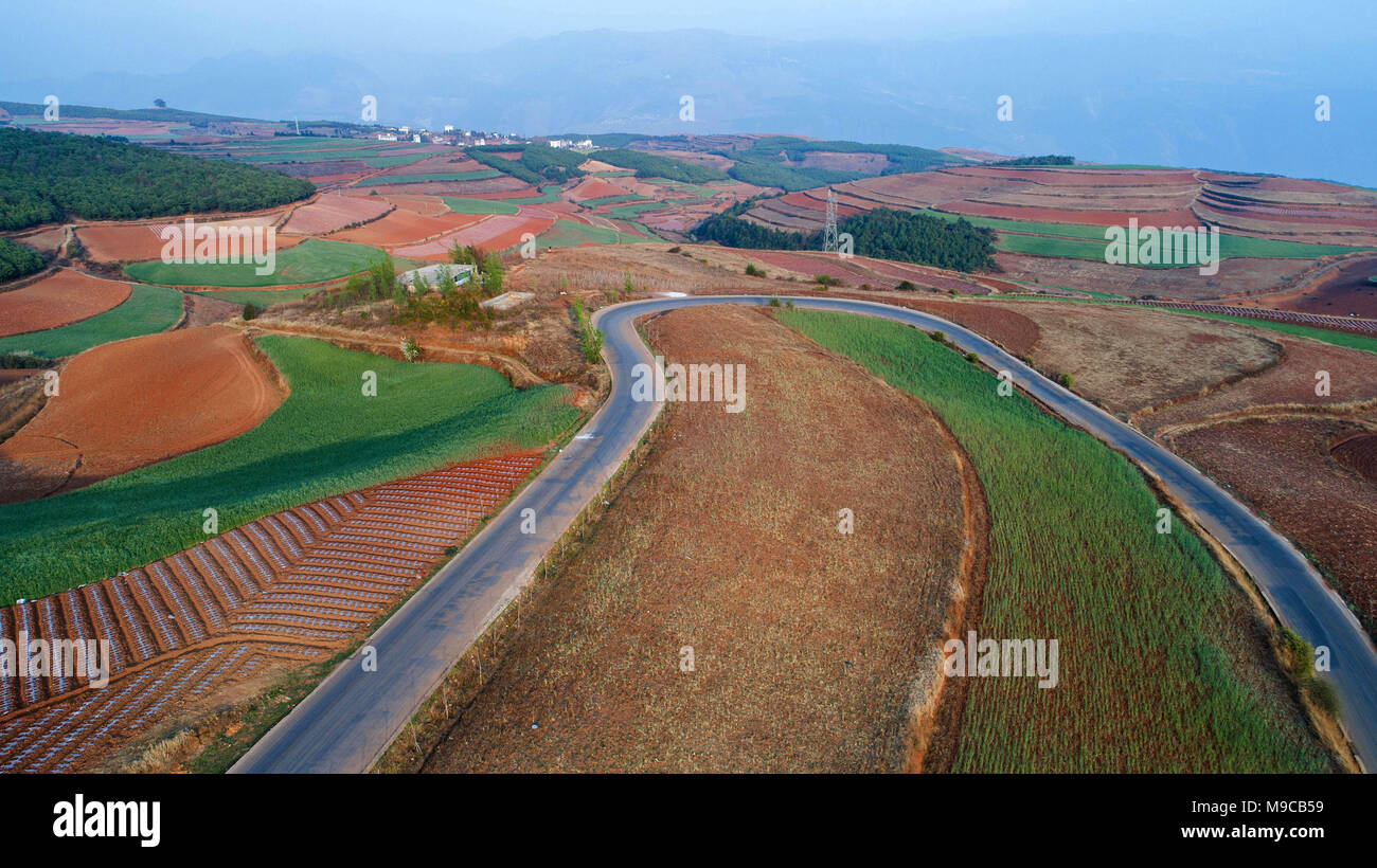 Dongchuan. 22 Mar, 2018. Foto aerea adottate il 22 marzo 2018 mostra lo scenario di Dongchuan rosso della terra in Hongtudi township di Kunming, capitale del sud-ovest della Cina di Provincia di Yunnan. Si trova soprattutto ad un'altitudine tra i 1.800 e 2.600 metri, la Dongchuan rosso della terra è di colore bruno-colore rosso deriva dal suo ricco deposito di ferro e alluminio. Credito: Hu Chao/Xinhua/Alamy Live News Foto Stock