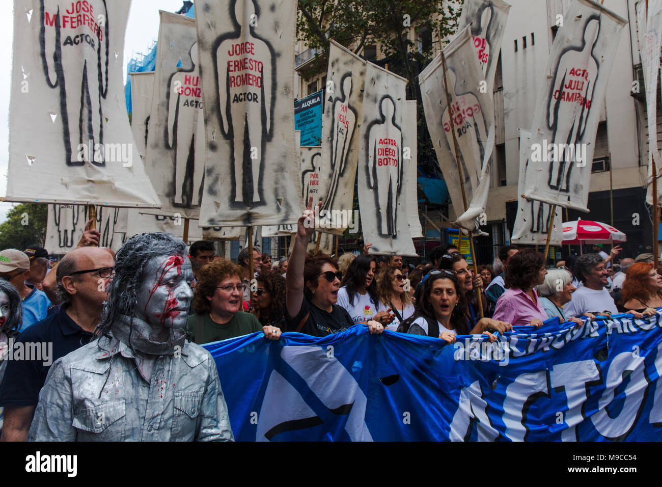 Buenos Aires, Argentina, 24 marzo 2018. Centinaia di migliaia di persone di commemorare la "Giornata Nazionale della memoria per la verità e la giustizia" su Avenida de Mayo - Credit: Nicholas Tinelli / Alamy Live News Foto Stock