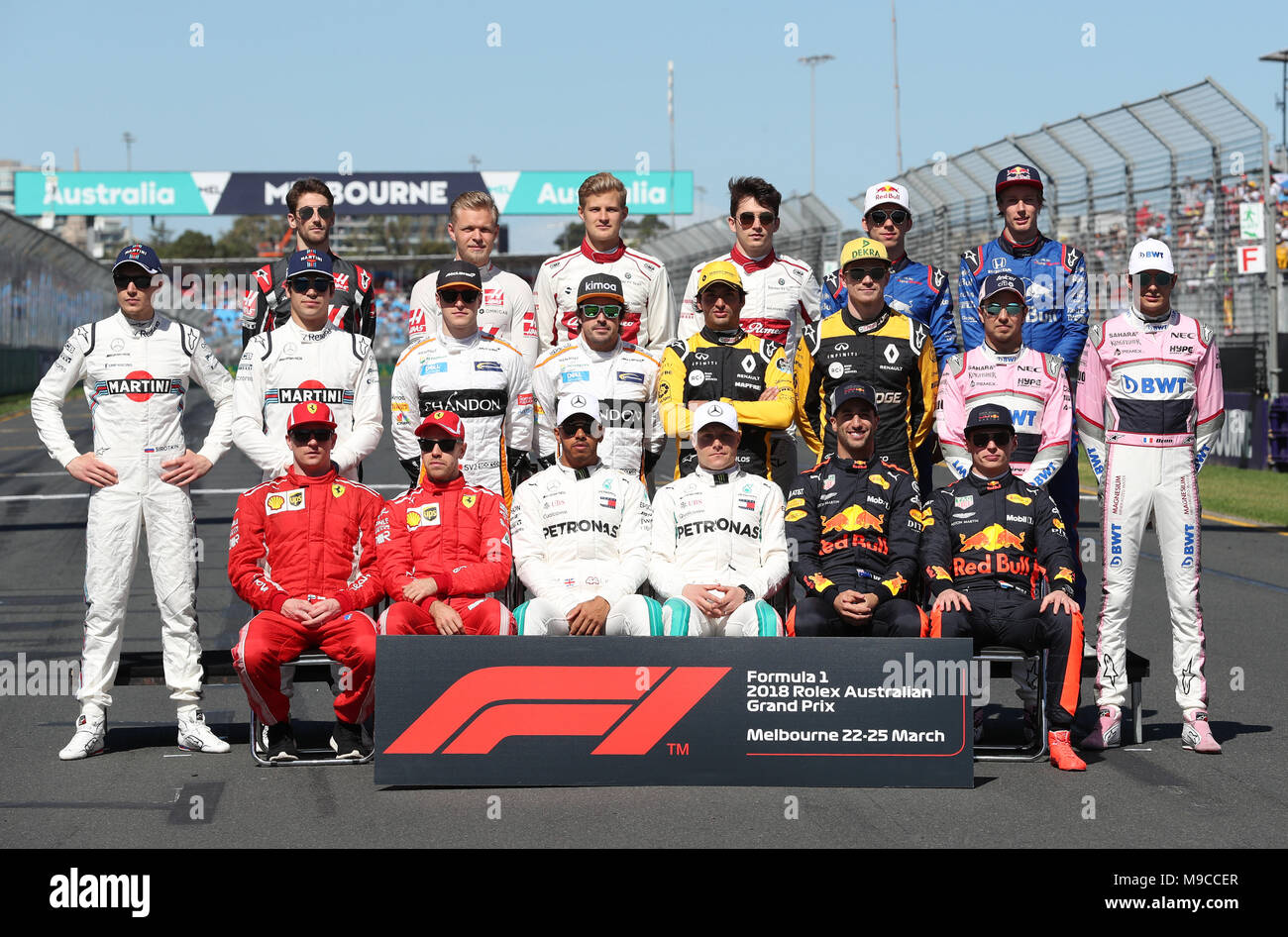 Melbourne, Australia. 25 Mar, 2018. Driver posano per una fotografia in pista prima della prima gara della stagione 2018 presso l'Australian Formula One Grand Prix a Melbourne, Marzo 25, 2018. Credito: Bai Xuefei/Xinhua/Alamy Live News Foto Stock