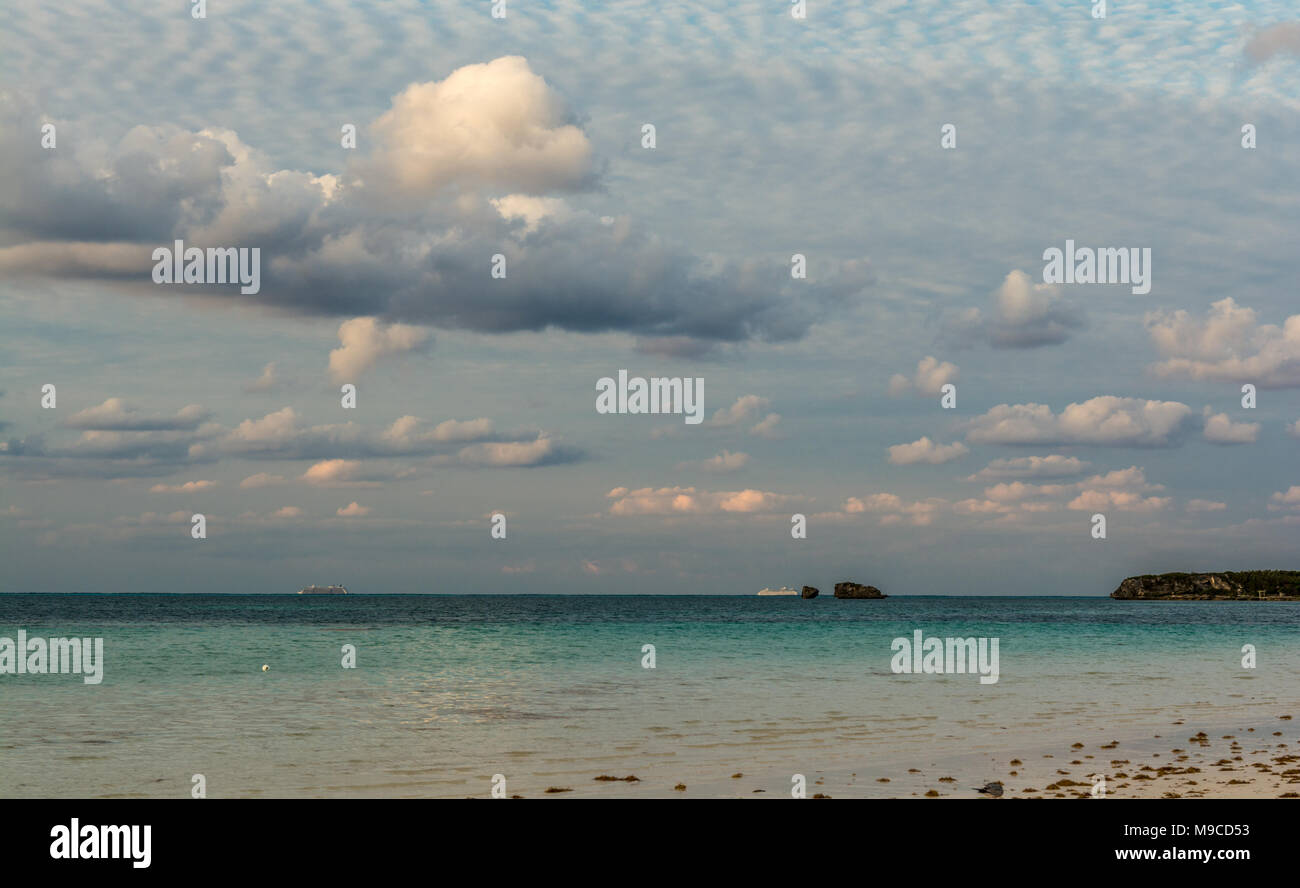 Seascape delle Bahamas con acque turchesi, rosa spiaggia di sabbia e a elevato contrasto cielo blu Foto Stock