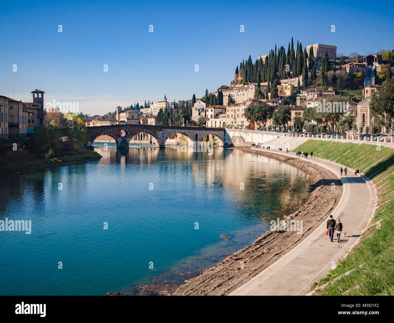 Ansa Del Fiume Adige Che Attraversa Verona E La Vista Del Ponte Di Pietra E San Pietro Castello Foto Stock Alamy