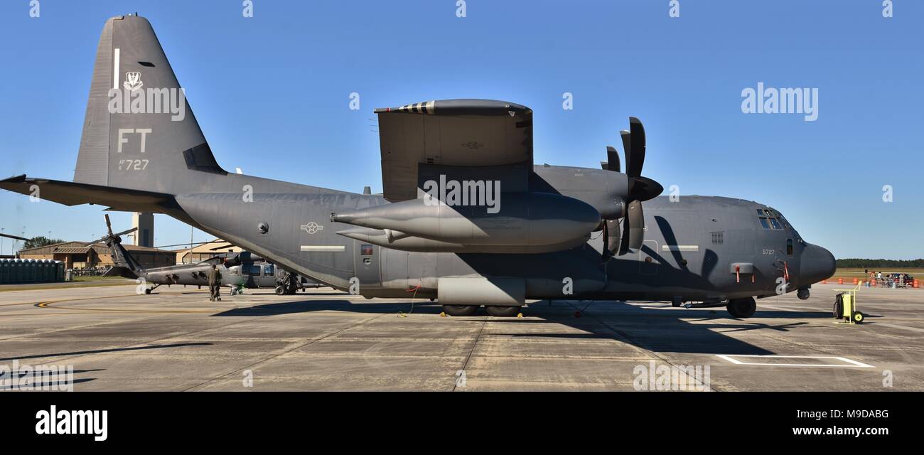 Un U.S. Air Force HC-130J contro il re II basata sull'C-130 Hercules i costruttori di cellule. Questo HC-130J appartiene il ventitreesimo ala di Moody Air Force Base. Foto Stock