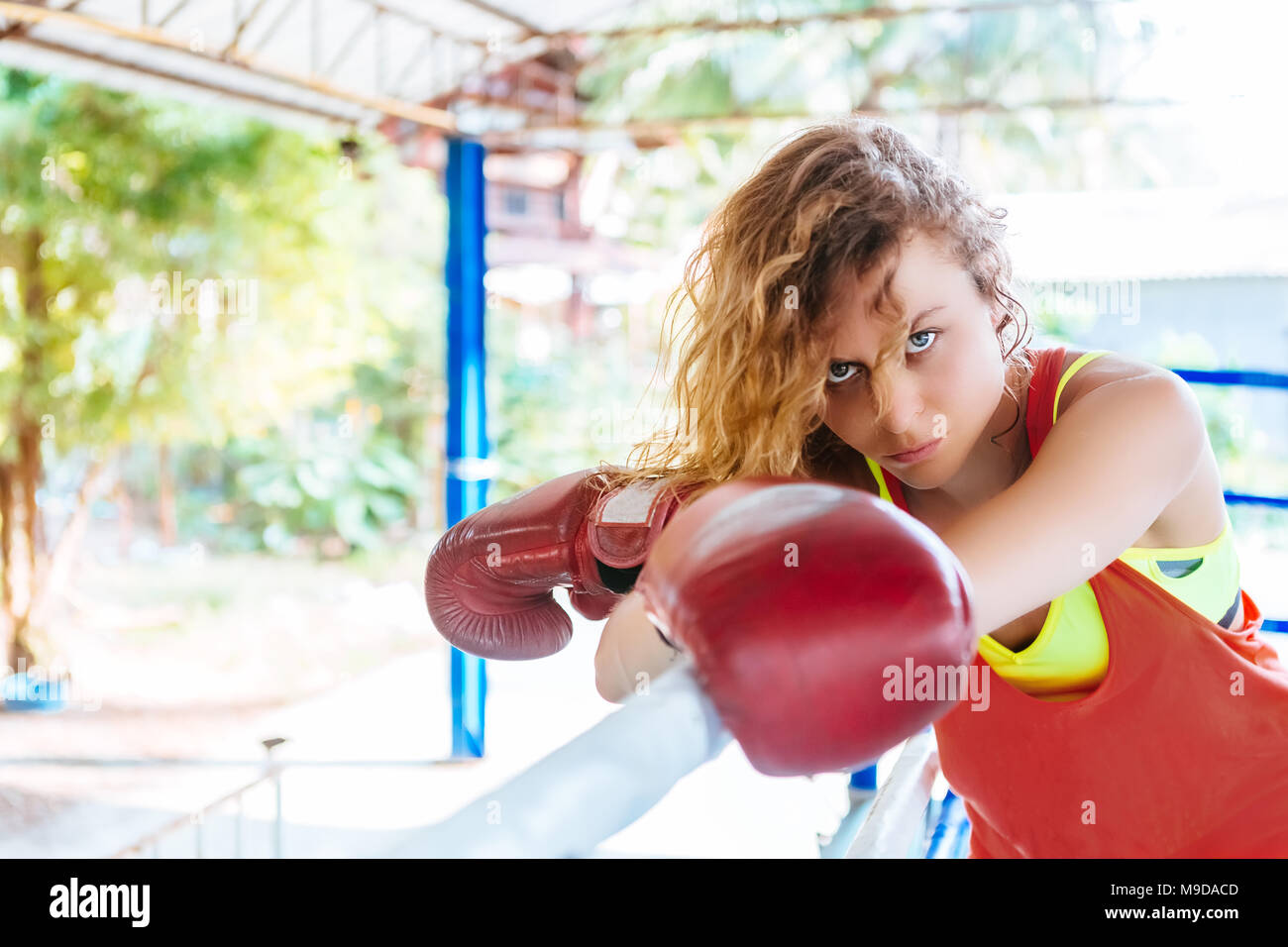 Boxer femmina all'interno di thai boxing anello. angree emozioni. Foto Stock