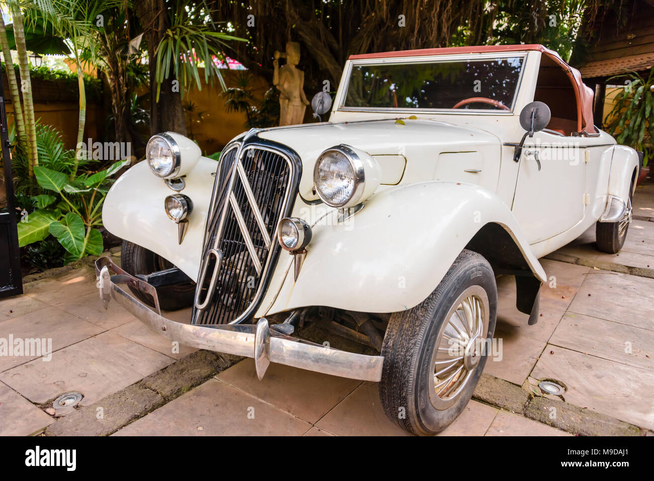 White 1934 Citroen Avant trazione, Siem Reap, Cambogia Foto Stock