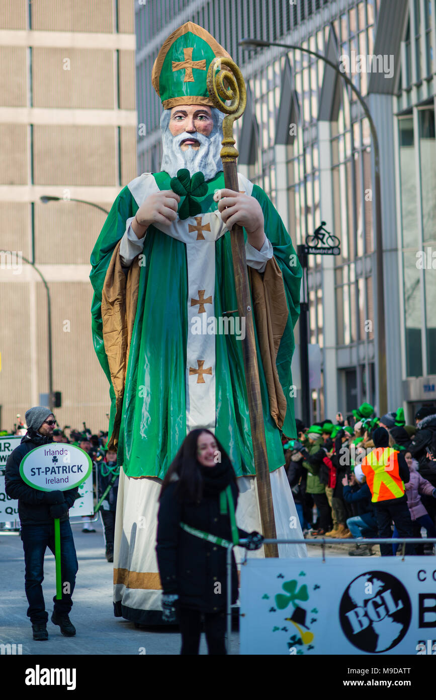San Patrizio marciando in Montreal Downtown Saint Catherine Street Foto Stock