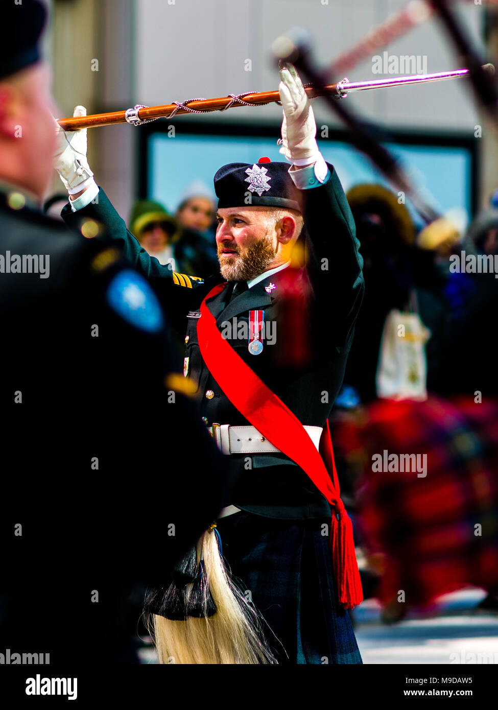 San Patrizio marciando in Montreal Downtown Saint Catherine Street Foto Stock