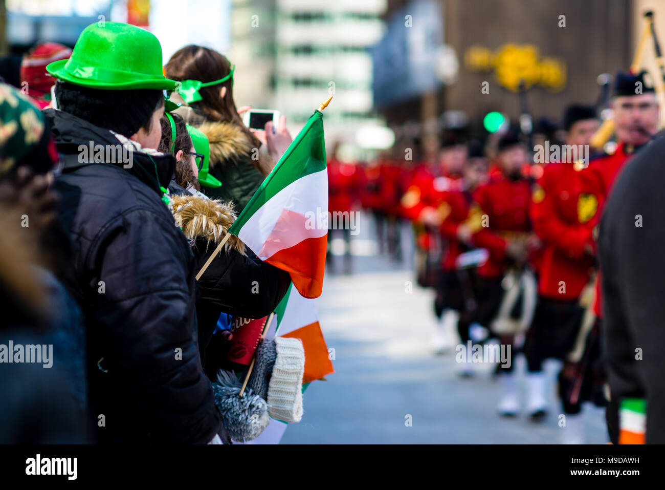 San Patrizio marciando in Montreal Downtown Saint Catherine Street Foto Stock