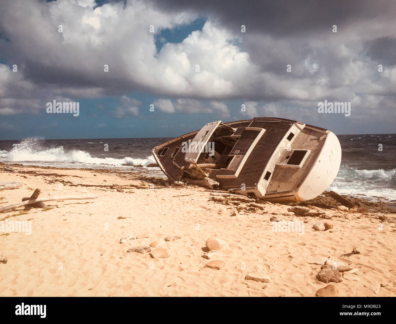 Vecchia nave relitto, intrecciato barca sulla spiaggia - in stile vintage Foto Stock