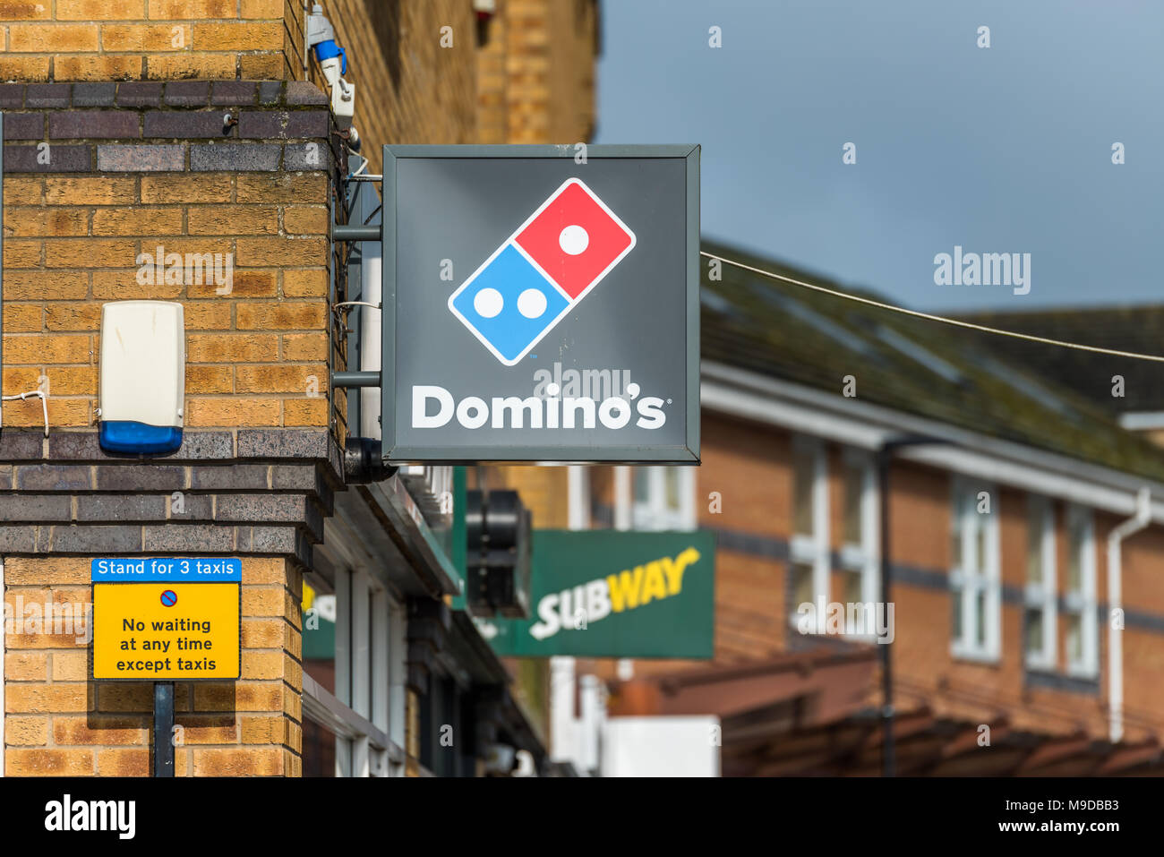 Daventry REGNO UNITO 13 Marzo 2018: vista Giorno di Domino Pizza segno del logo nel centro della città Foto Stock