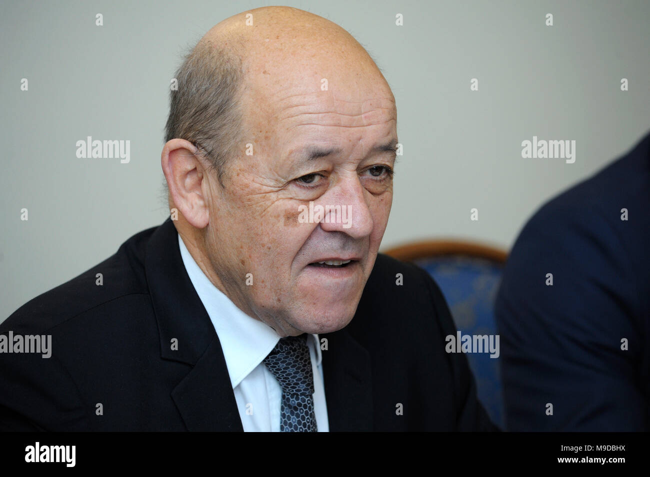 Jean-Yves Le Drian, il ministro degli esteri francese, mantenendo il discorso.Incontro con Pavel Klimkin, ministro ucraino degli Affari esteri. Marzo 23, 2018.Kiev, Ucraina Foto Stock