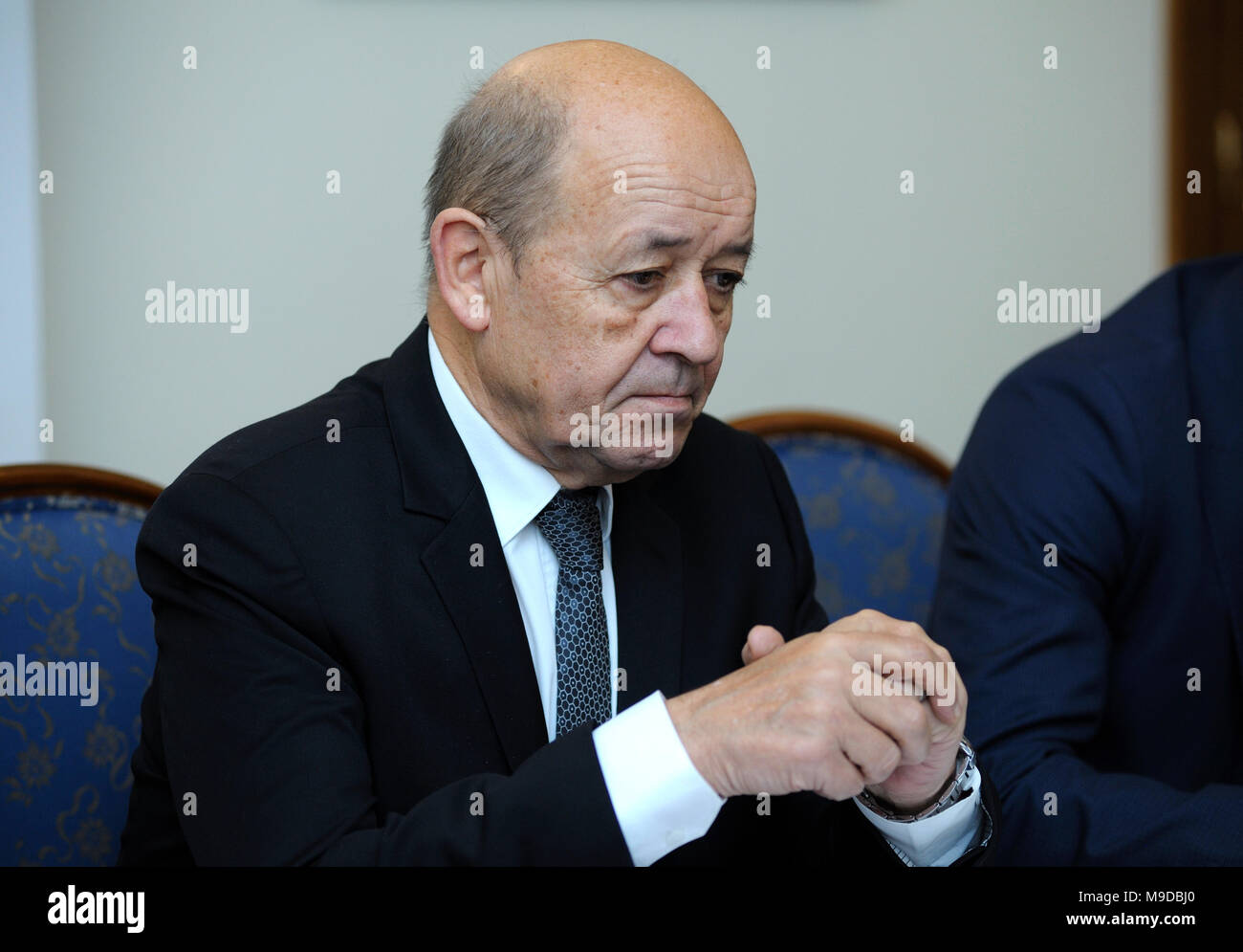 Jean-Yves Le Drian, il ministro degli esteri francese, mantenendo il discorso.Incontro con Pavel Klimkin, ministro ucraino degli Affari esteri. Marzo 23, 2018.Kiev, Ucraina Foto Stock