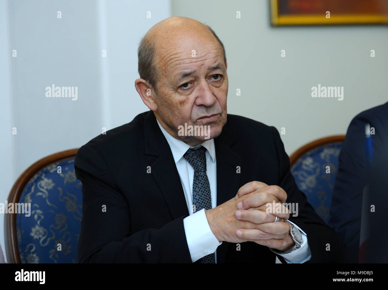 Jean-Yves Le Drian, il ministro degli esteri francese, mantenendo il discorso.Incontro con Pavel Klimkin, ministro ucraino degli Affari esteri. Marzo 23, 2018.Kiev, Ucraina Foto Stock