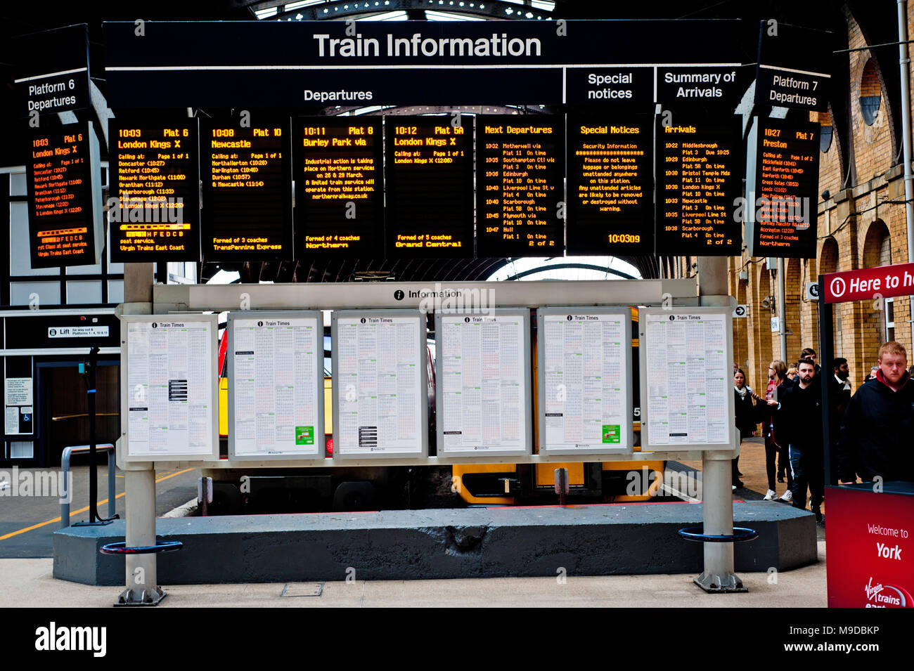 Treno Informazioni scheda, stazione di York, York Foto Stock
