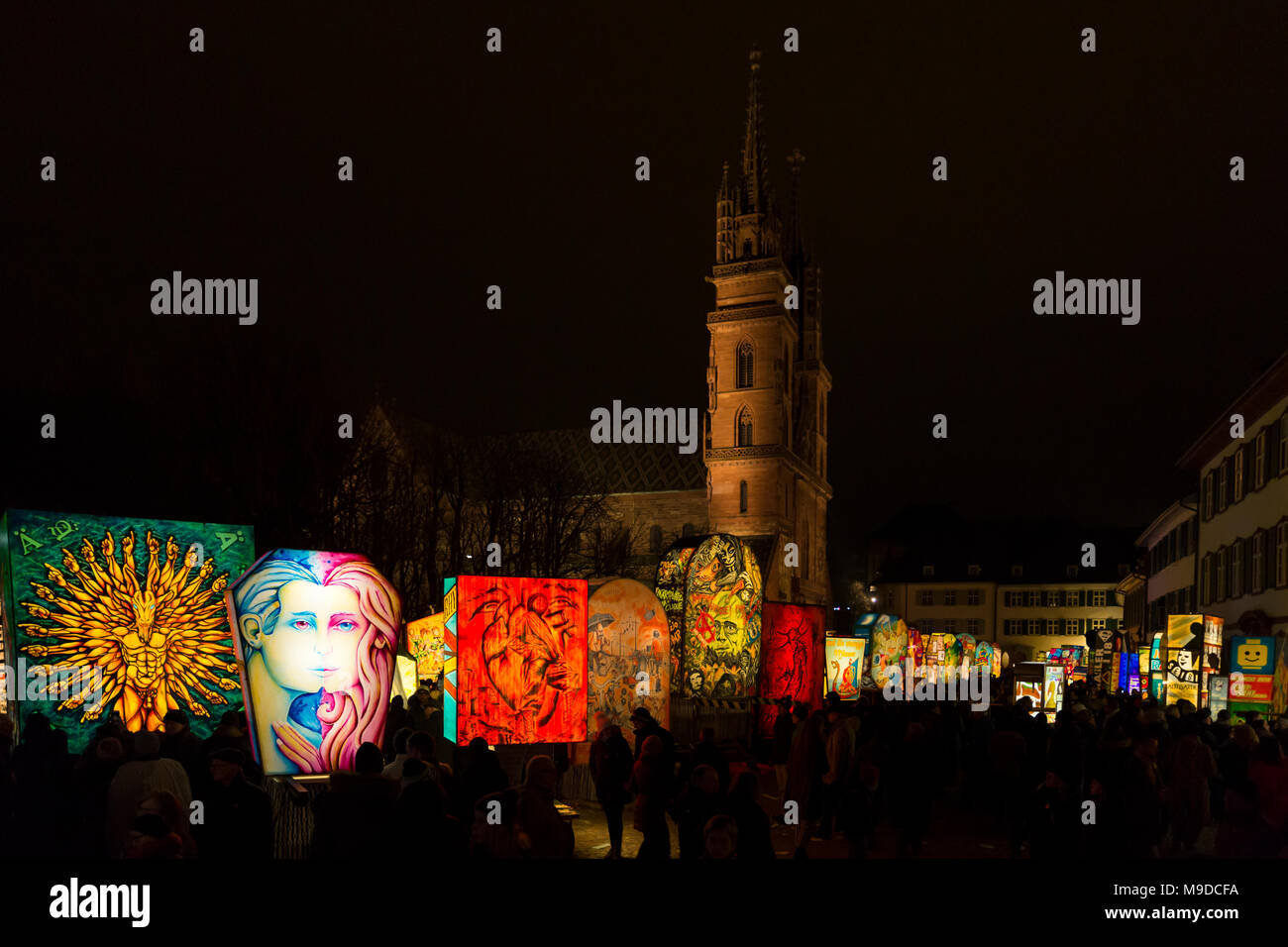 Muensterplatz, Basilea, Svizzera - Febbraio 20th, 2018. Il Carnevale di Basilea. Belle lanterne illuminato di fronte al Basilea minster Foto Stock