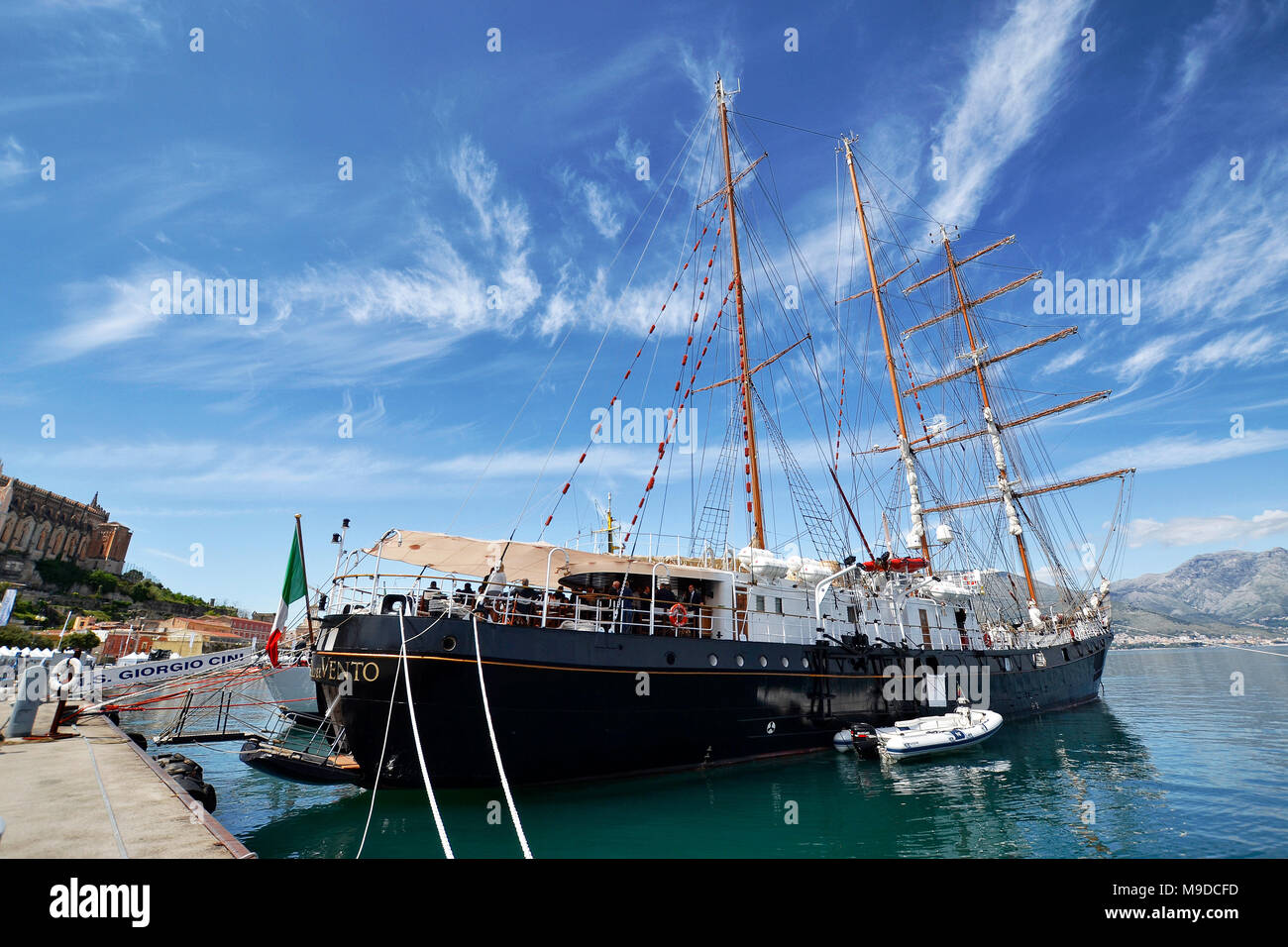 Vela italiana nave al porto. Questa nave a vela offre la possibilità di trascorrere a bordo di un periodo durante il quale i segreti della navigazione sono insegnate Foto Stock