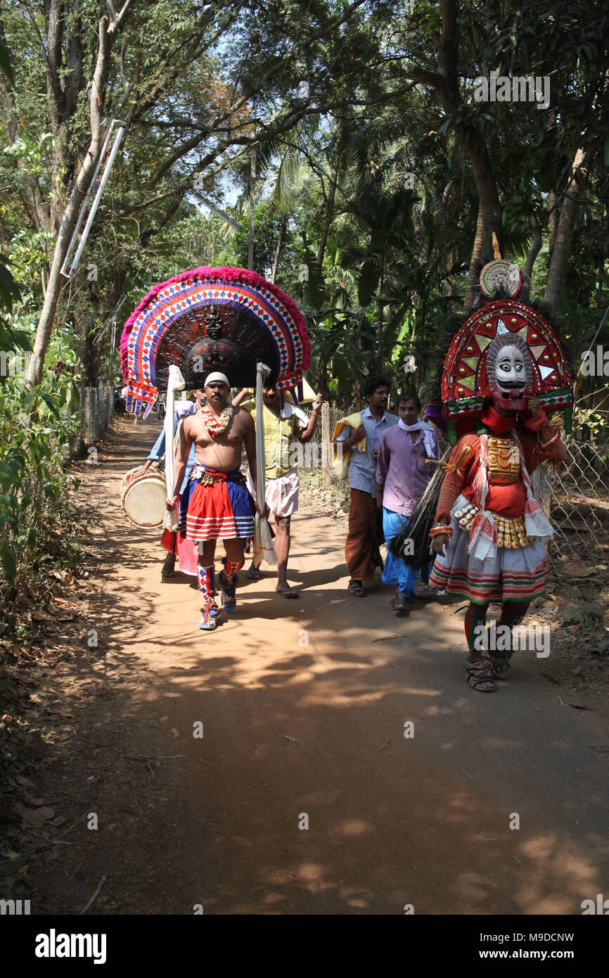 Puthan e thira,un ritualismo forma d'arte del Kerala,durante un festival tempio.it rappresenta il signore Shiva e kali Foto Stock