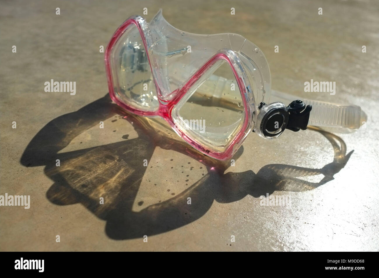 Un umido maschera Snorkel in appoggio su di una soletta in calcestruzzo. Foto Stock