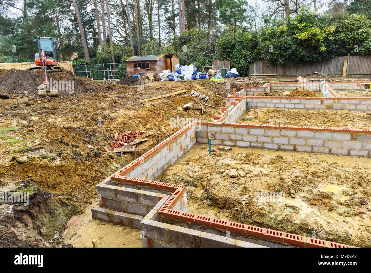 In mattoni e blocchi breeze fondamenta per una nuova casa su un sito di costruzione per un nuovo sviluppo residenziale Foto Stock