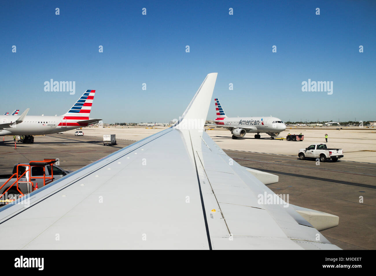 Vista da un American Airlines aeromobili la preparazione per la partenza in aeroporto di Miami, Florida Foto Stock