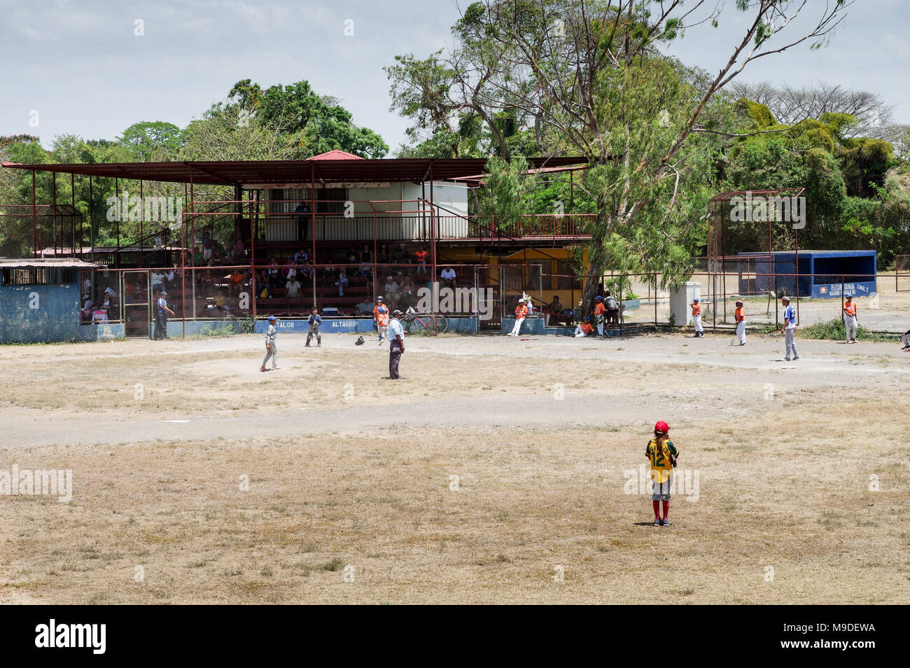 Bambini locali giocando una partita di baseball in Granada, Nicaragua Foto Stock