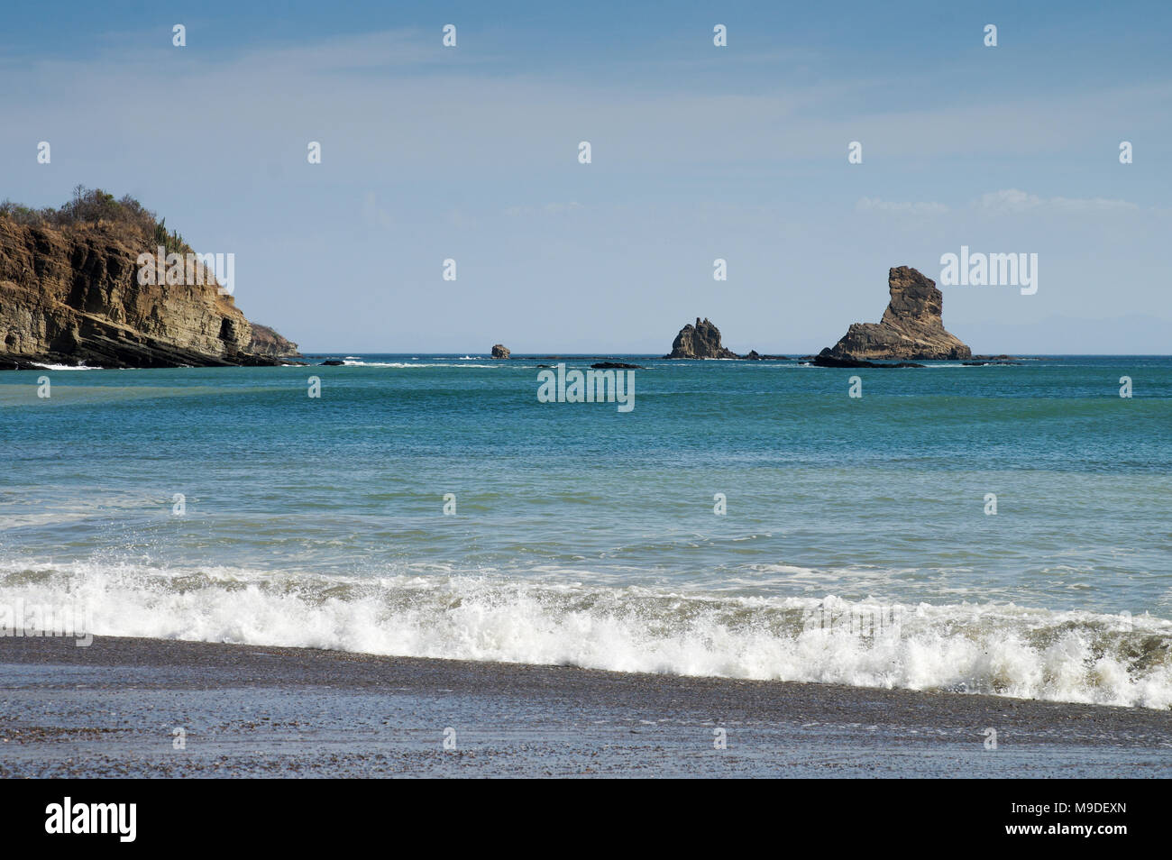 Bellissimo Oceano Pacifico schiantarsi intorno alla mitica formazione di roccia su Playa Ocotal e sulla costa occidentale del Nicaragua Foto Stock