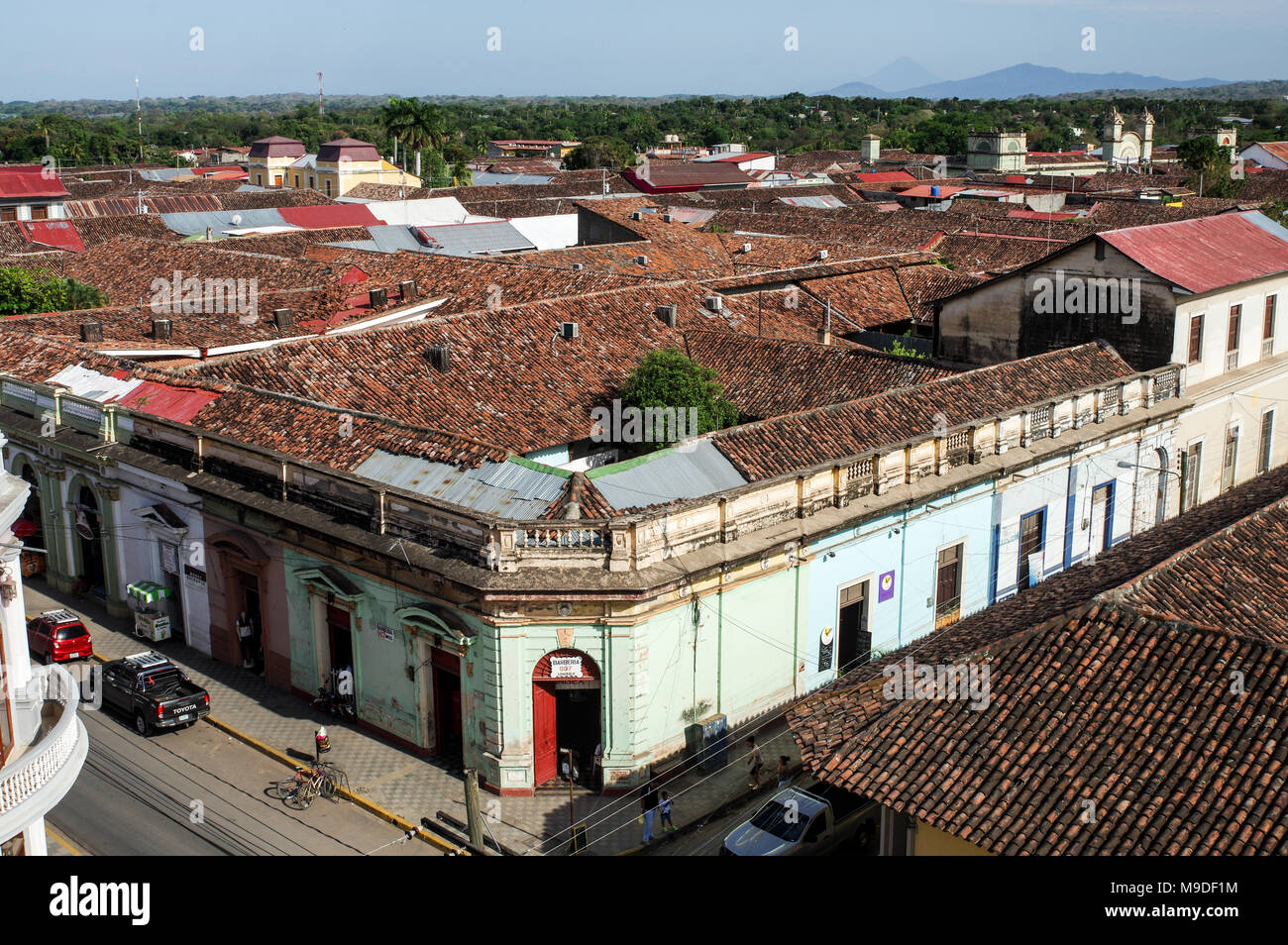 Vista di Granada dal campanile della Iglesia La Merced con Concepcion vulcano visibile all'orizzonte - Nicaragua america centrale Foto Stock