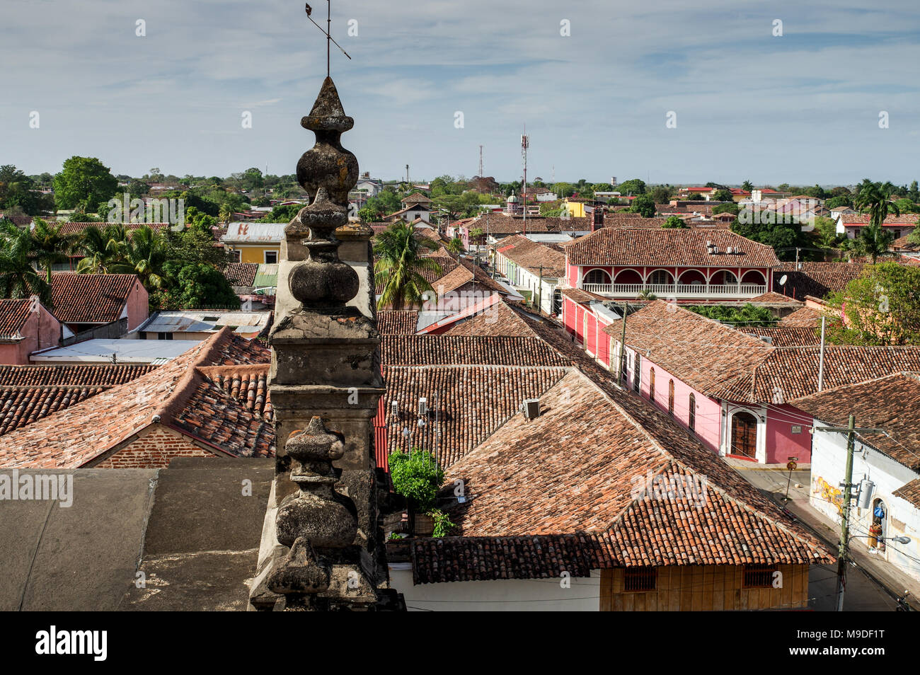 Tetti di terracotta e colorate strade di Granada visto dal campanile di Iglesia La Merced chiesa - Nicaragua america centrale Foto Stock