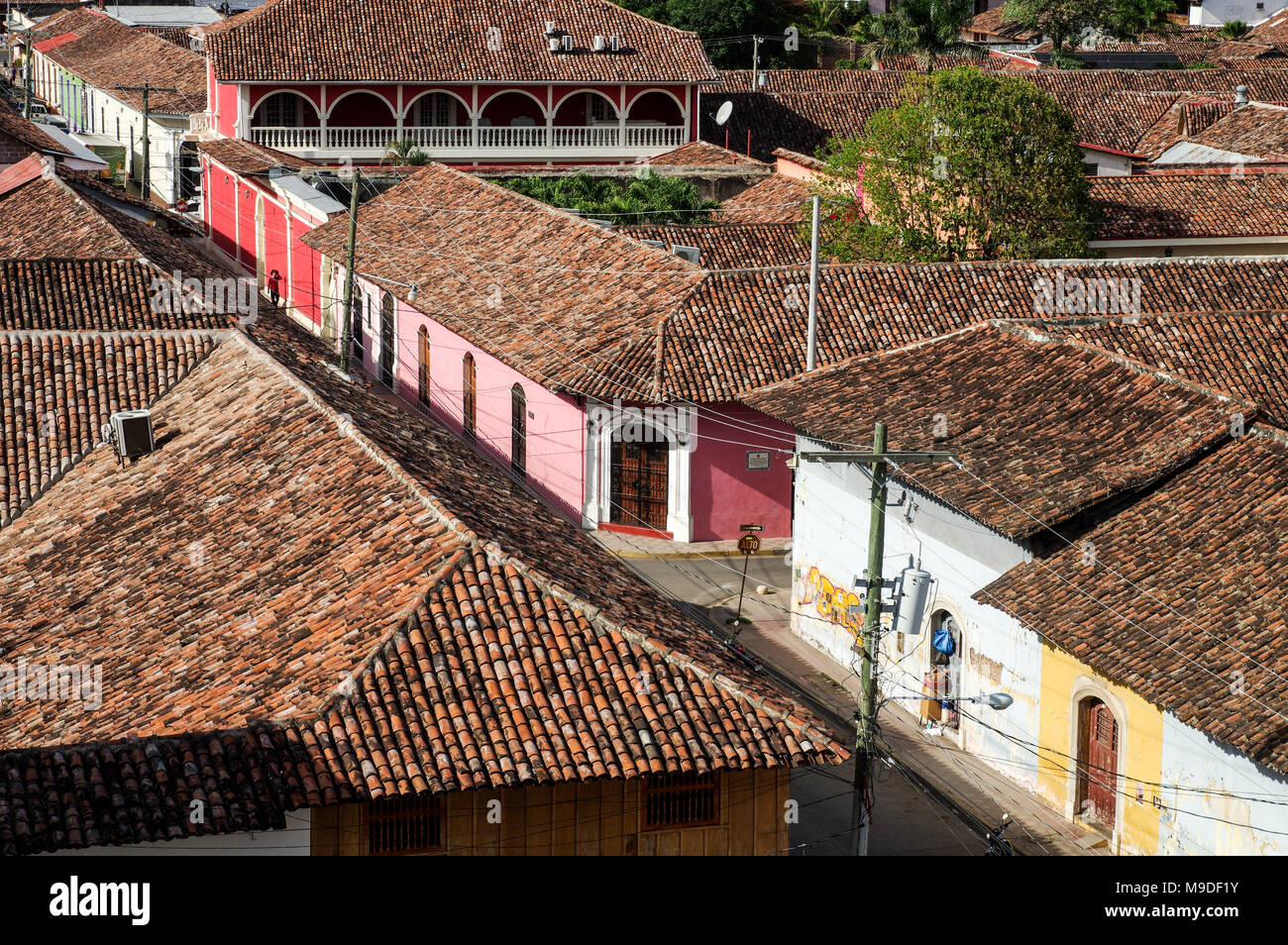 Tetti di terracotta e colorate strade di Granada visto dal campanile di Iglesia La Merced chiesa - Nicaragua america centrale Foto Stock