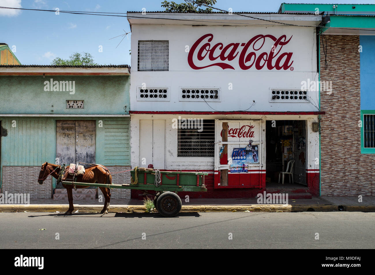 Coloratissimo negozio di fronte nella città di Masaya, con un cavallo e un carrello esterno - Nicaragua america centrale Foto Stock