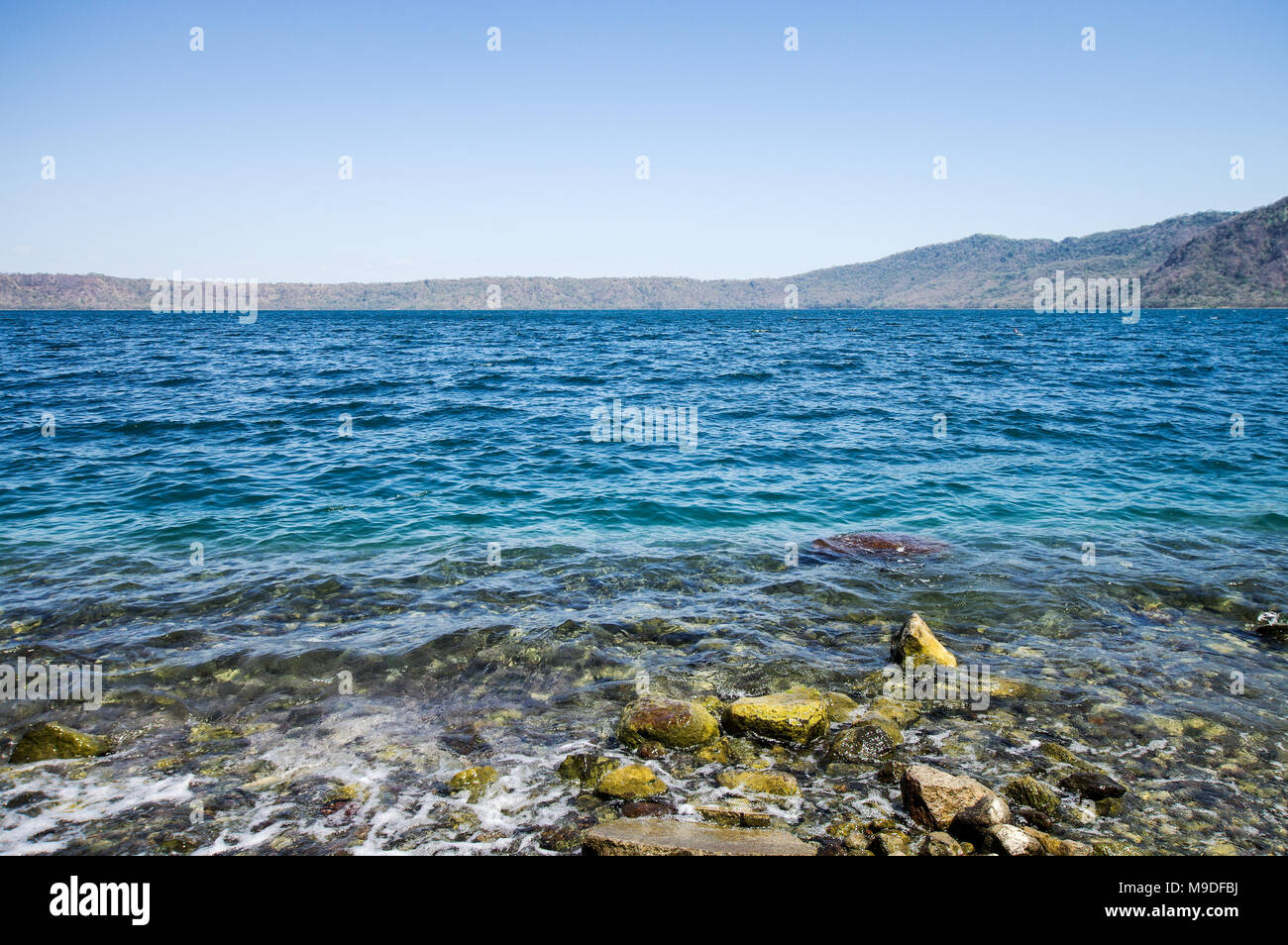 Stupende acque blu della Laguna de Apoyo lago in Nicaragua, America Centrale Foto Stock