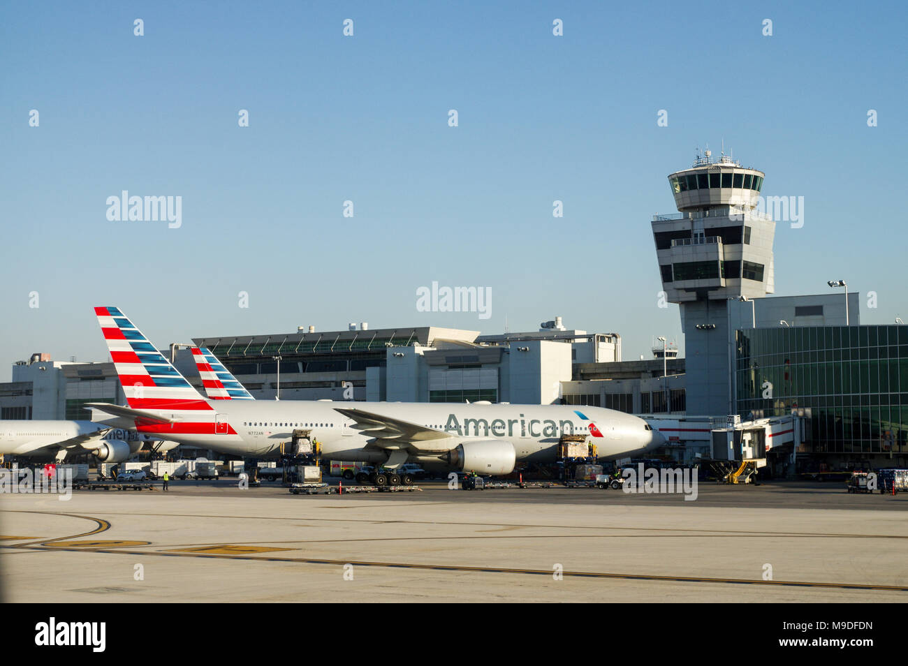 American Airlines aeromobili di fronte alla vecchia torre presso l'Aeroporto Internazionale di Miami Foto Stock