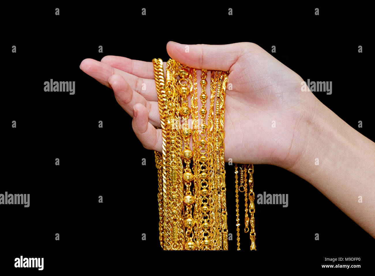 Bella donna tenere in mano collana in oro gioielli e accessori moda. Foto Stock