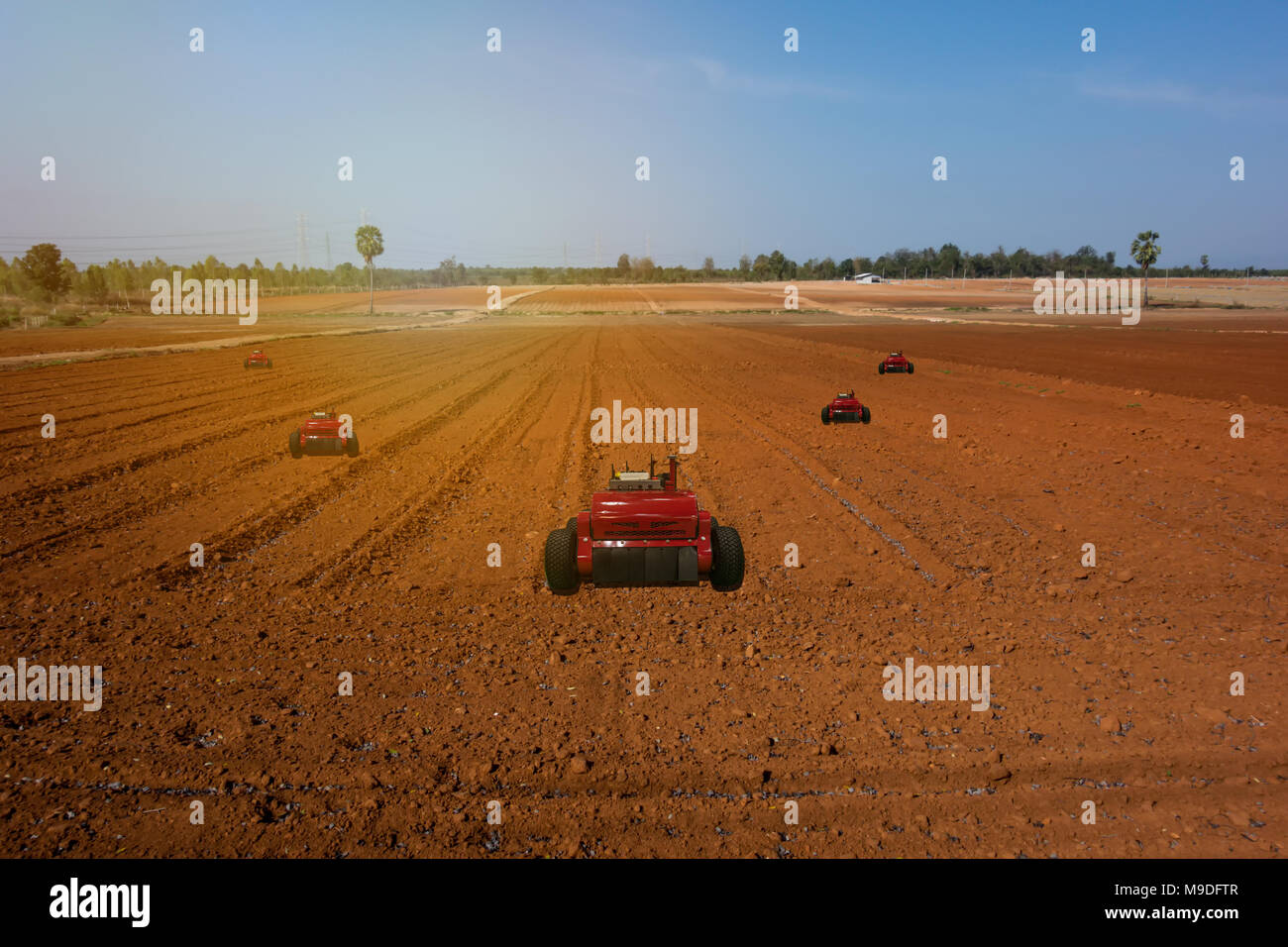 Iot, internet delle cose, agricoltura concetti, agricoltore utilizzare automatic robot assistente per lavorare in azienda , per rilevare l'erbaccia ,spruzzare l'uso di sostanze chimiche r Foto Stock