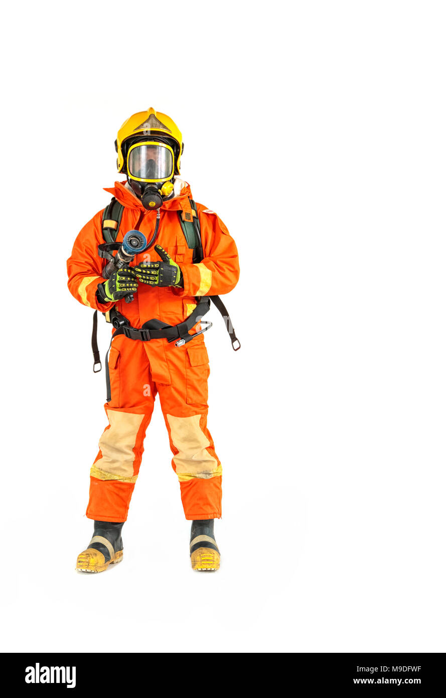 Vigile del fuoco in uniforme e casco di sicurezza permanente corpo piena lunghezza Foto Stock