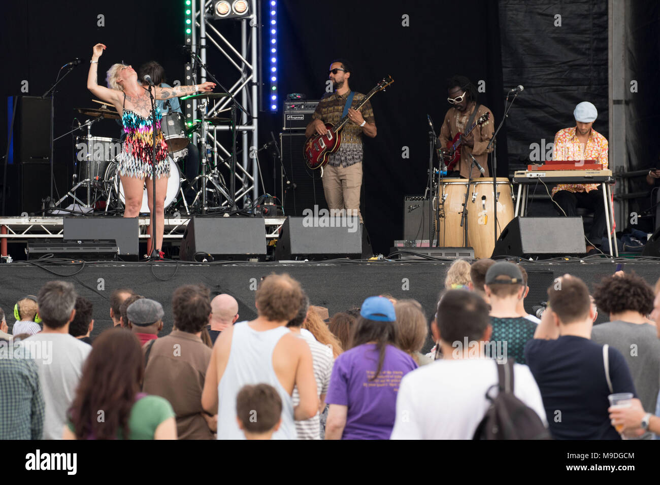 Barbora Patkova cantante con base a Londra Heliotronic jazz-pscych musica funk band, a Walthamstow (Londra) giardino Partito 2017 Foto Stock