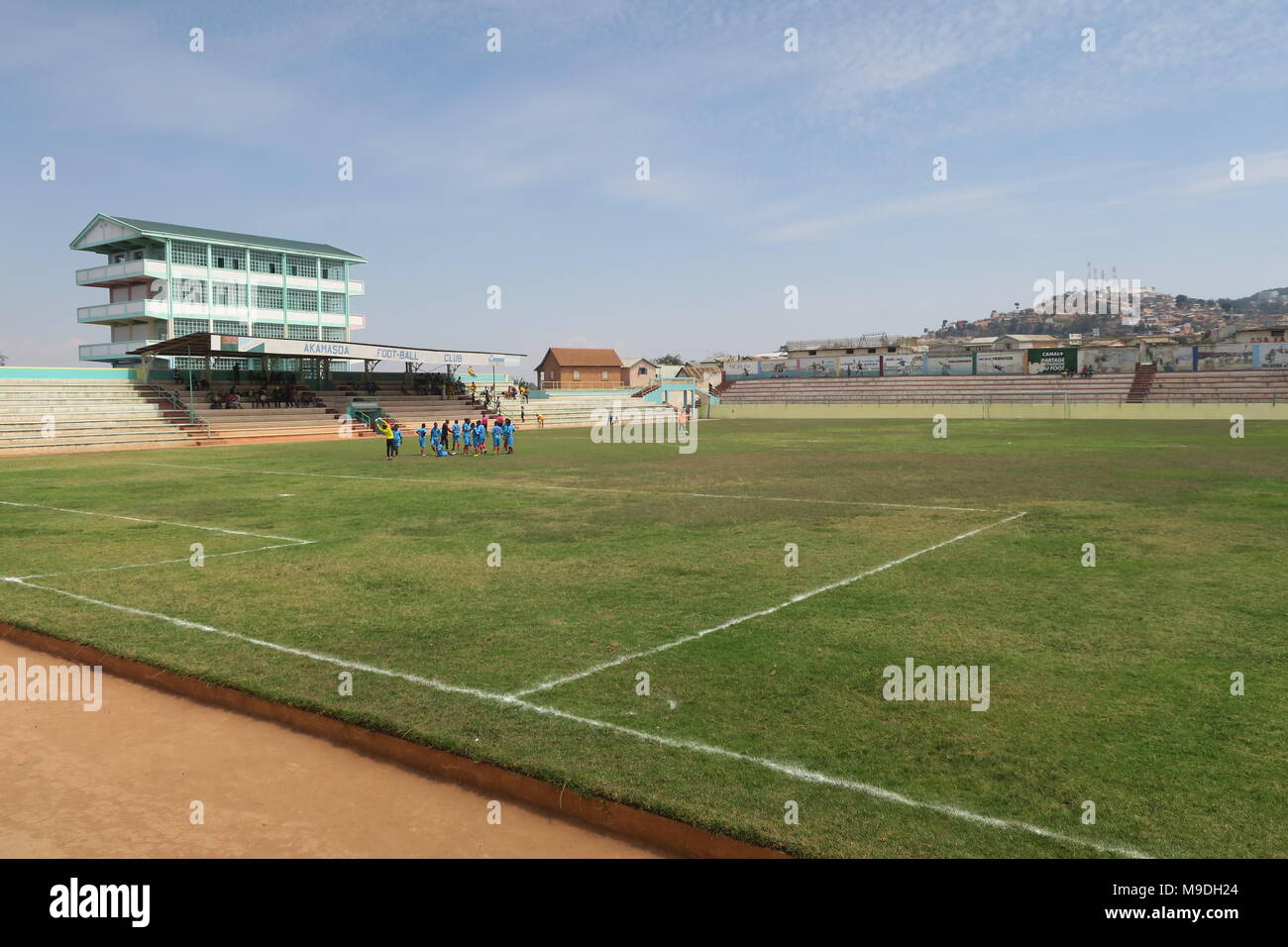 Parco giochi di calcio in Akamasoa insediamento in prossimità di Antananarivo, Madagascar. Pedro Opeka missionario. Foto Stock