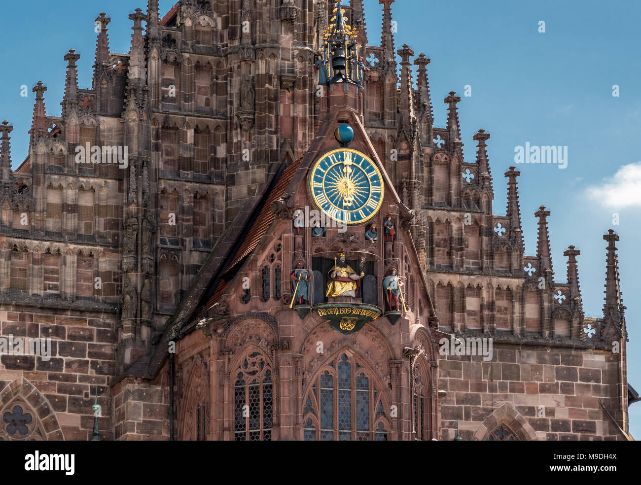 La facciata ovest e orologio meccanico della chiesa di Nostra Signora (Frauenkirche), Nurmberg Foto Stock