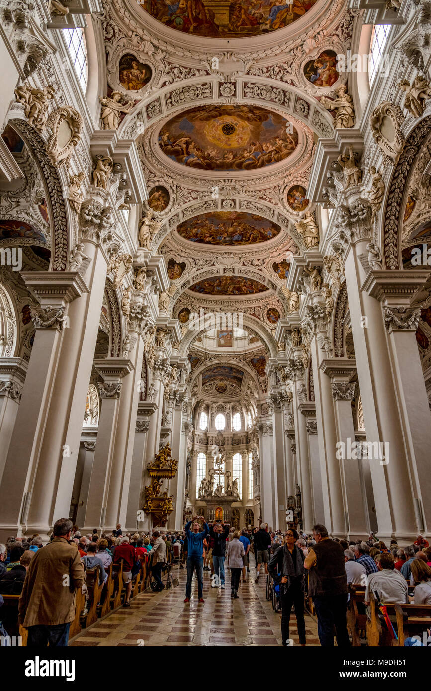 Interno della cattedrale di St Stephen, Passau, guardando verso l'altare Foto Stock