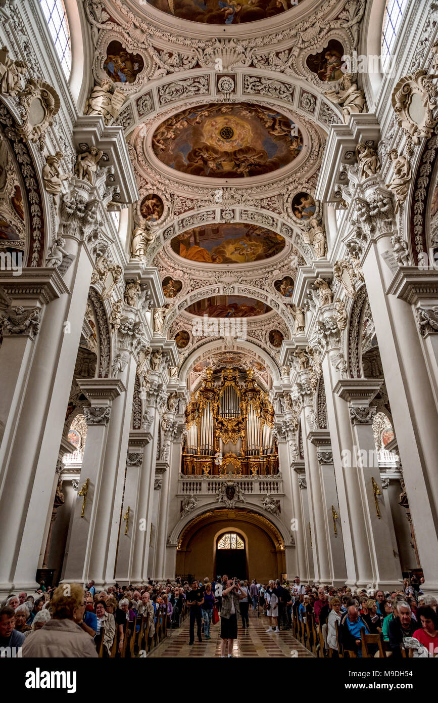 Interno della cattedrale di St Stephen, Passau, guardando verso Ovest Foto Stock