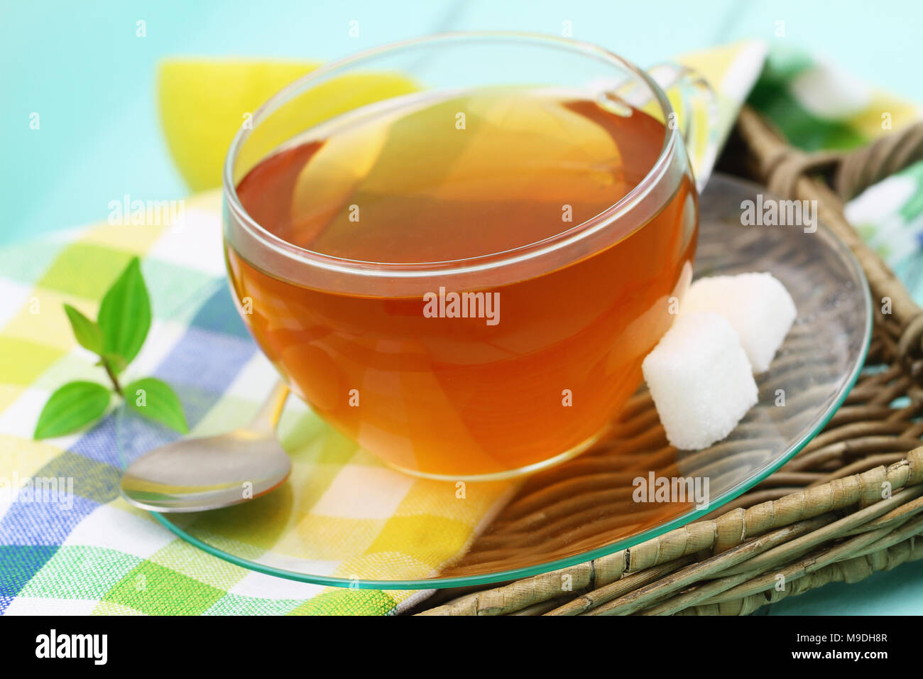Tazza di tè al limone con due cubetti di zucchero, primo piano Foto Stock
