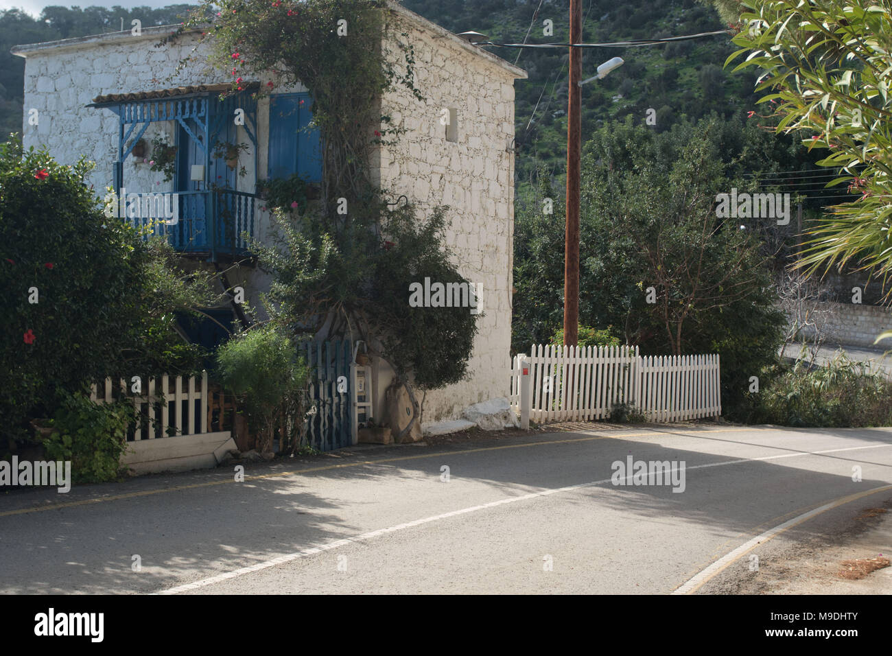 Casa con finestra blu e arredi della porta sulla strada di Afrodite bagno, penisola di Akamas, PAPHOS CIPRO, europa Foto Stock