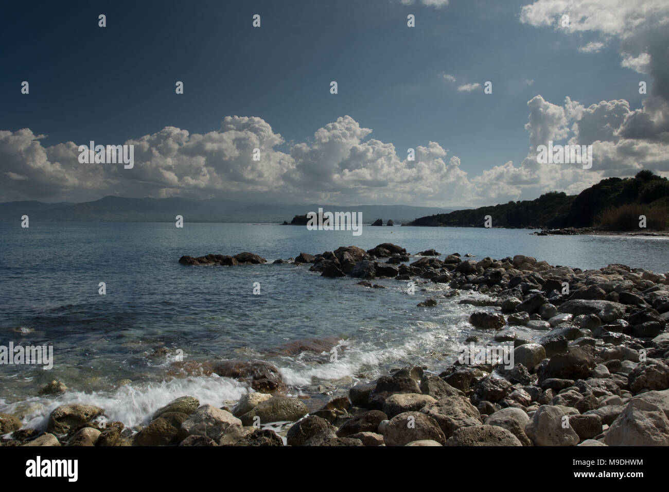 Spiaggia rocciosa nei pressi di Afrodite vasca da bagno sulla penisola di Akamas area di bellezza naturale, distretto di Paphos, Cipro, Mediterraneo, Europa Foto Stock