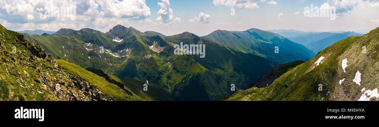 Splendido panorama delle montagne Fararas. Un posto incantevole in Romania, famosa meta per escursioni e altre attività all'aperto Foto Stock