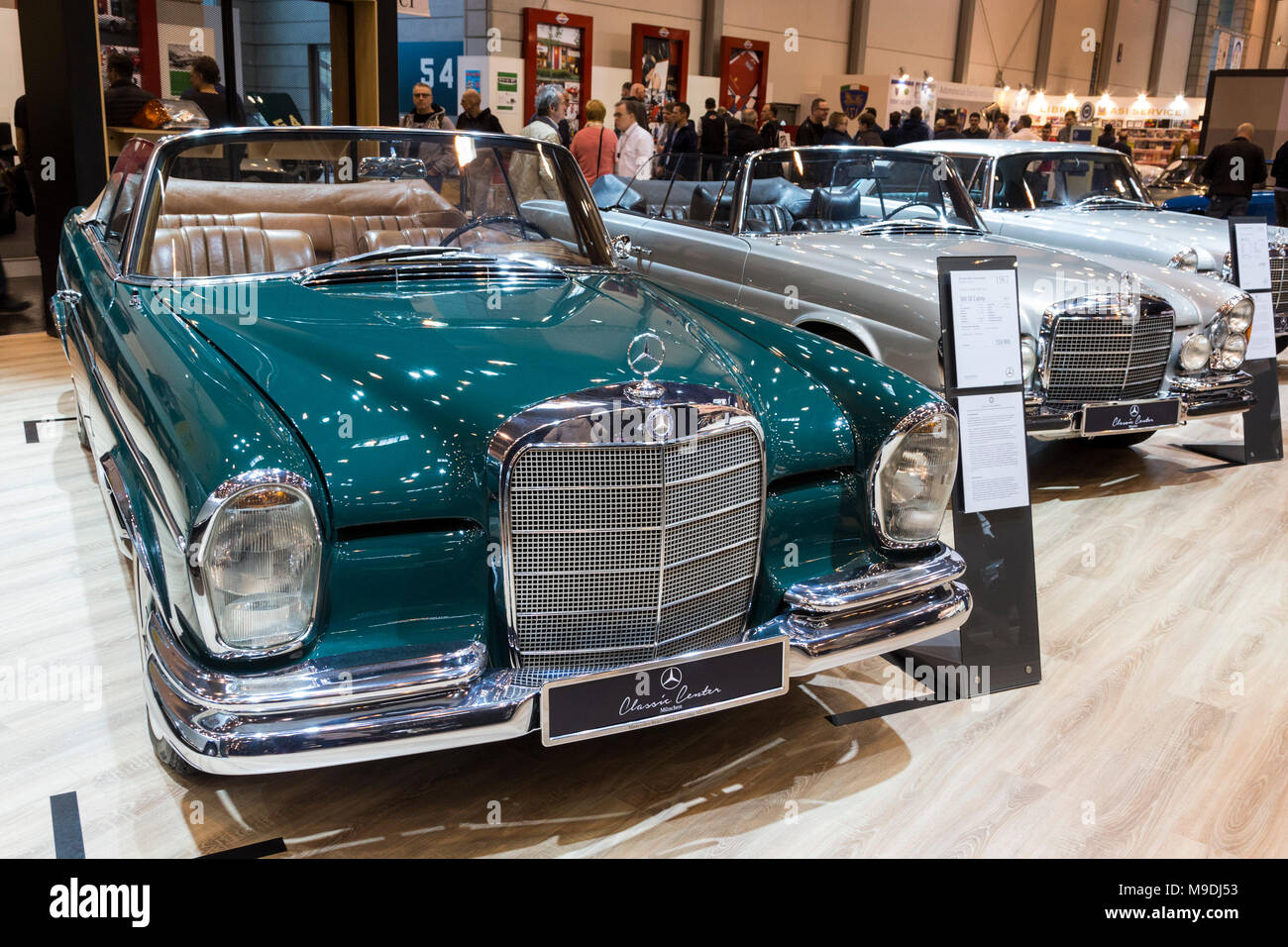 Vintage Mercedes-Benz 300 SE autovettura convertibile. Techno-Classica Essen è il leader mondiale nel settore automobile visualizza per classic e auto d'epoca e automobili da collezione. Nel 2018, il motor show ha attirato oltre 185.000 visitatori. Più di 1.250 espositori da oltre 30 paesi prendono parte. Foto Stock