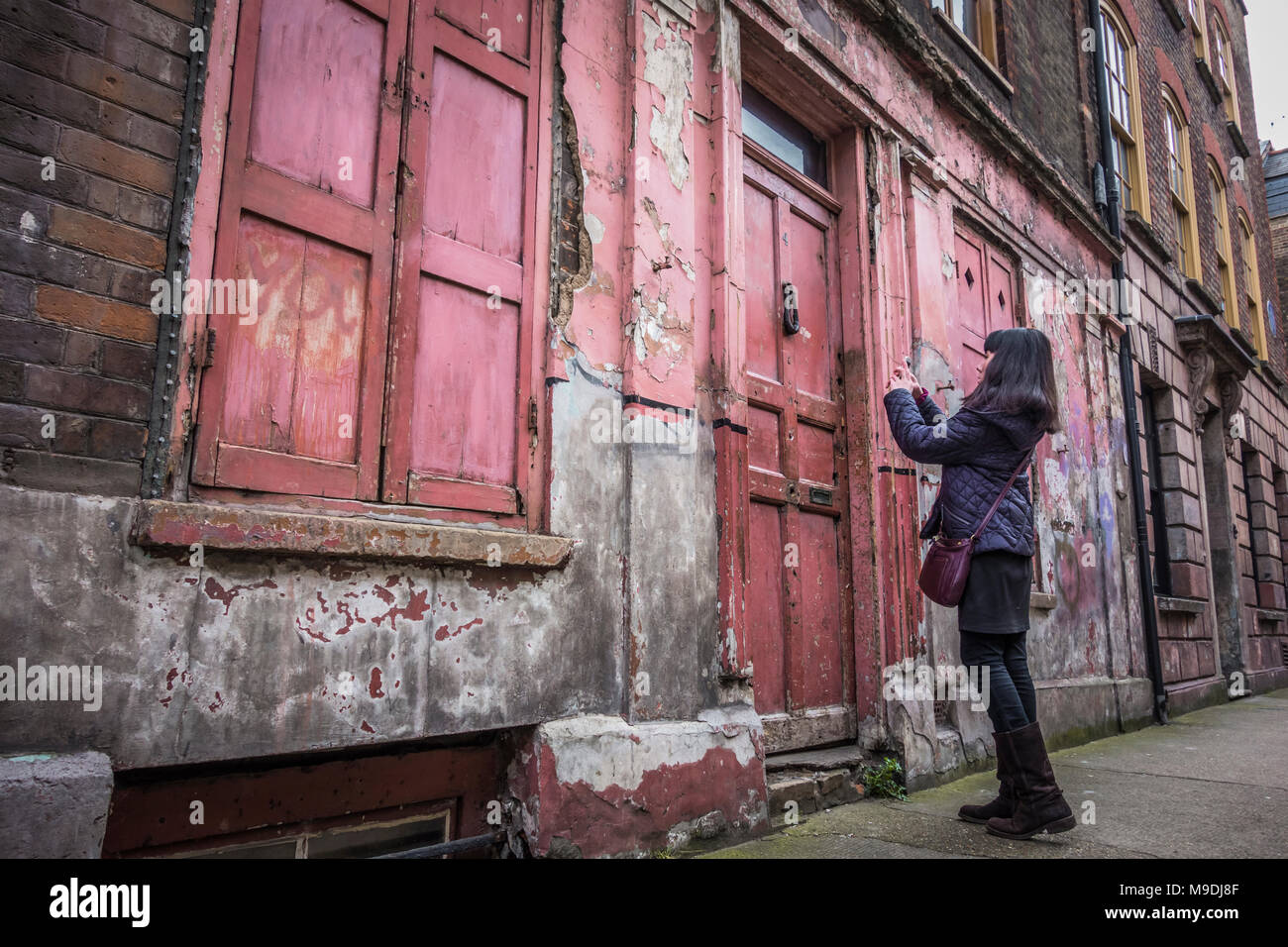 Un vecchio tessitori Huguenot casa su Princelet Street in Spitalfields in East End di Londra, Regno Unito Foto Stock
