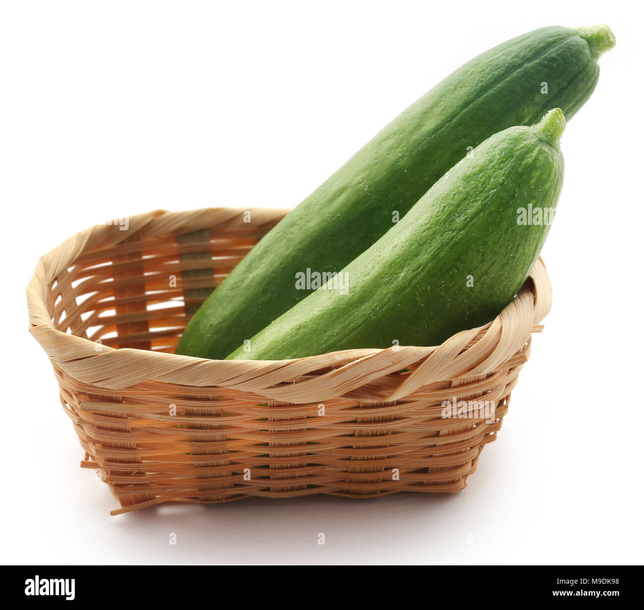 Snack cetriolo su sfondo bianco Foto Stock