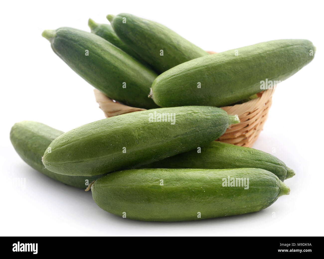 Snack cetriolo su sfondo bianco Foto Stock