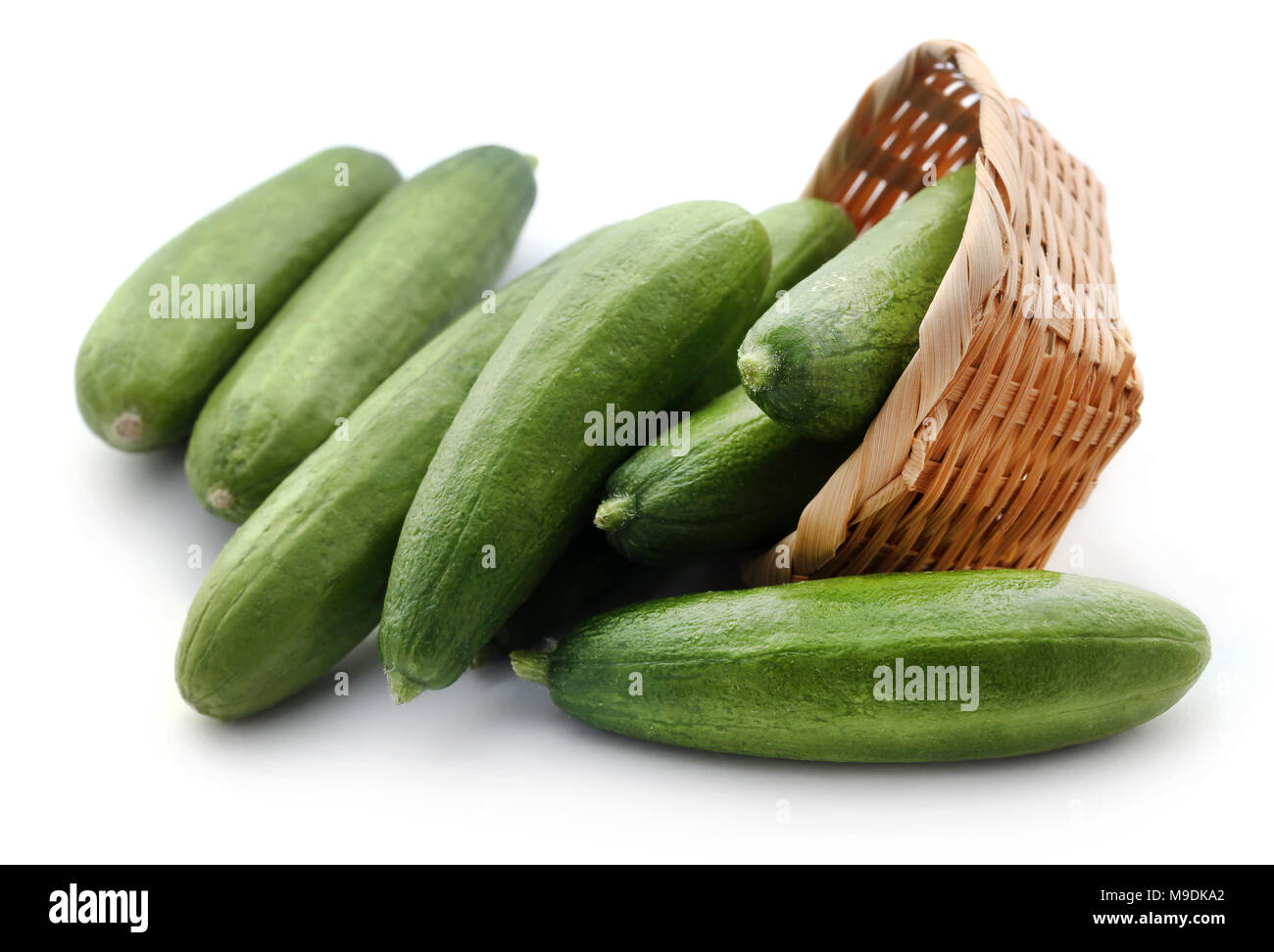 Snack cetriolo su sfondo bianco Foto Stock