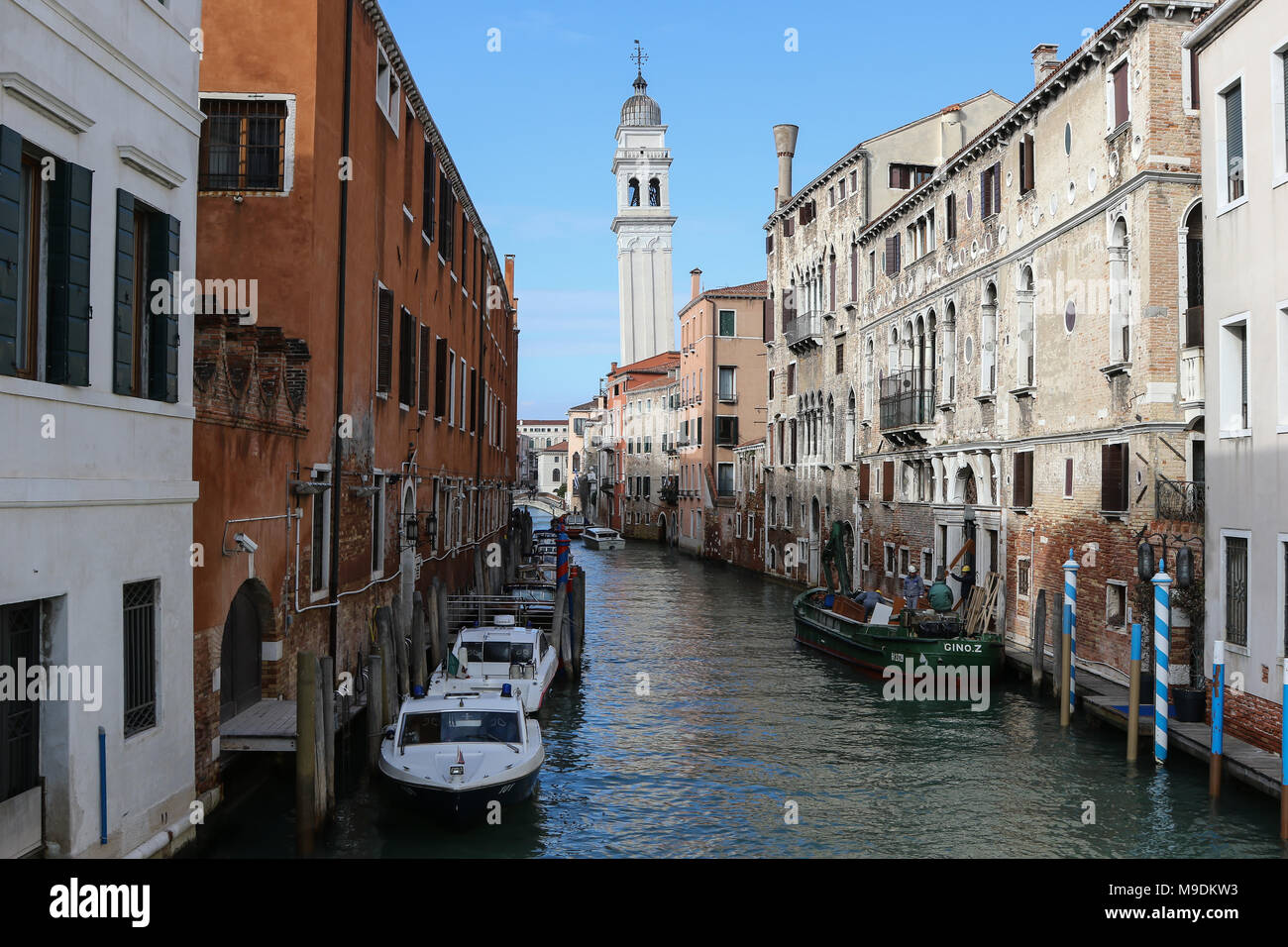 Due Carabinieri barche di sedersi su un veneziano strada laterale nel centro di Venezia Foto Stock